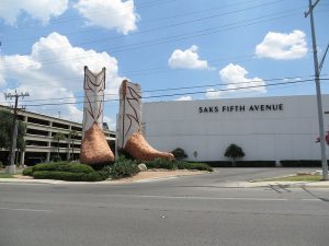 Big_cowboy_boots_at_the_North_Star_Mall_(San_Antonio,_Texas)_004