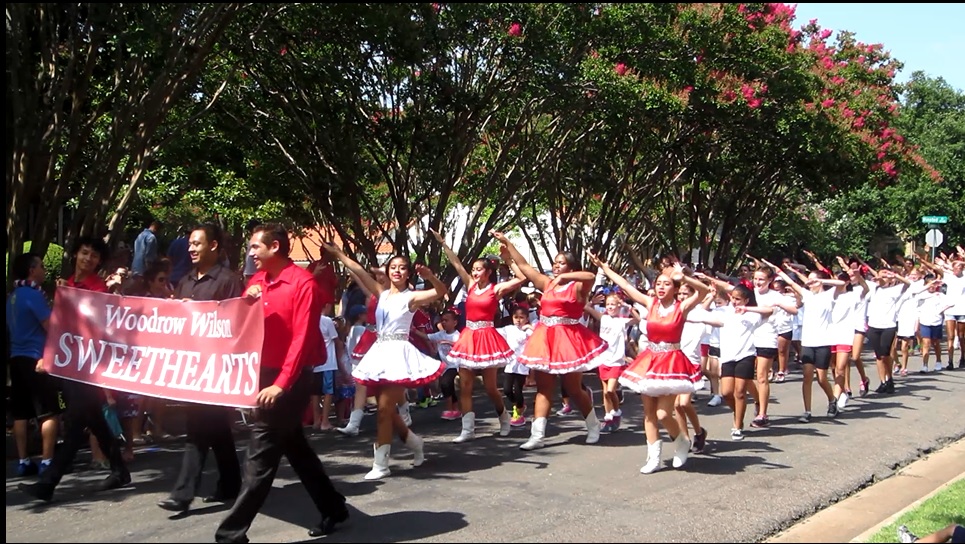 Cheer for the home team at the Lakewood Parade. Photo: Therese Powell 