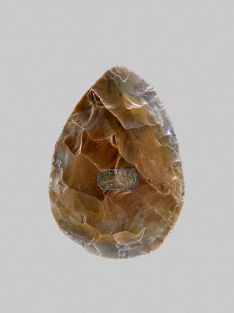 Handaxe_Twisted-Ovate_Grindle-Pit-England_Ashmolean-Museum_front