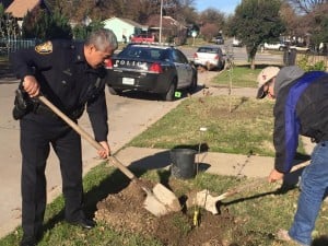 FWPD working with Comunidad 27 to plant trees in the Northside neighborhood. Photo: Arnoldo Hurtado